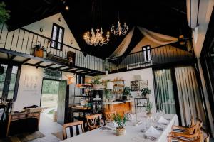 大雅台Nami Carolina, Your Weekend Home near Tagaytay的一间有桌椅和枝形吊灯的餐厅