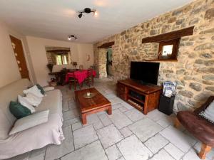 TV a/nebo společenská místnost v ubytování Gîtes du Château d'Alençon + 61 fotografií