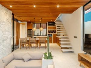 una cocina y comedor con una escalera en una casa en Blacksand Villas Echo Beach Canggu A4, en Canggu