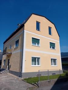 a yellow building with windows on the side at Lind-Appartments in Villach