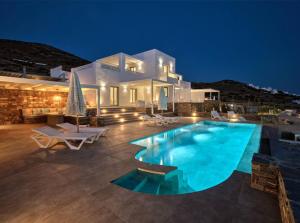 Bazén v ubytovaní La Vitalite Luxury Villa Mer in Paros alebo v jeho blízkosti