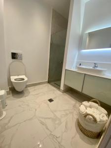 un baño con inodoro y lavabo en AquaLux Apartment, en Kallithea Halkidikis