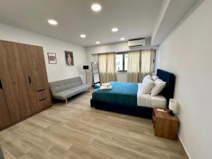 um quarto com uma cama e um sofá em Academy's Modern Apartments By Aesthetic & Luxurious Living em Atenas