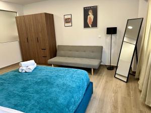 - une chambre avec un lit, un canapé et une chaise dans l'établissement Academy's Modern Apartments By Aesthetic & Luxurious Living, à Athènes
