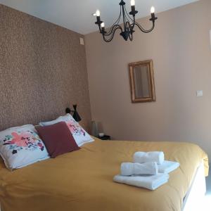 Postel nebo postele na pokoji v ubytování Chambre dans colombier à 10 mn de Vichy