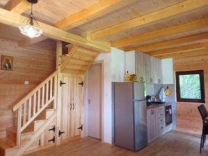 eine Küche mit einer Treppe und einem Kühlschrank in der Unterkunft Brvnara Smrčica in Bajina Bašta + 22 Fotos