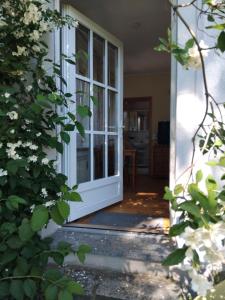 een open deur naar een huis met een veranda bij Ferienwohnung Linde bei Ferienwohnungen May in Plankenfels