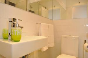 ein weißes Bad mit einem Waschbecken und einem WC in der Unterkunft Baixa Cosy in Lissabon