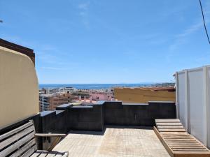 ein Balkon mit Blick auf die Stadt in der Unterkunft Apartamentos con vistas y terraza en Marbella in Marbella