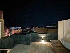 Aussicht vom Dach eines Gebäudes in der Nacht in der Unterkunft Apartamentos con vistas y terraza en Marbella in Marbella