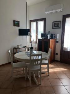 Gambar di galeri bagi Guspini-Casa vacanze con giardino IUN R1321 di Guspini