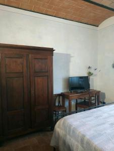 A television and/or entertainment centre at Agriturismo La Provenca
