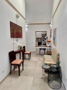ein Wohnzimmer mit Stühlen und einem Tisch in der Unterkunft Martucci 83 in Neapel + 23 Fotos
