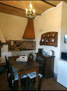 A kitchen or kitchenette at Agriturismo La Provenca