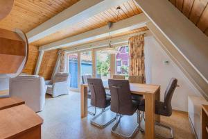 Ein Sitzbereich in der Unterkunft Ferienwohnpark Immenstaad am Bodensee Nurdachhaus Typ 8 NDT 014