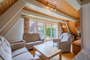 Ein Sitzbereich in der Unterkunft Ferienwohnpark Immenstaad am Bodensee Nurdachhaus Typ 8 NDT 014