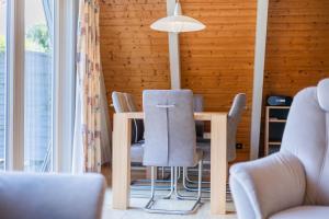 Ein Sitzbereich in der Unterkunft Ferienwohnpark Immenstaad am Bodensee Nurdachhaus Typ 8 NDT 014