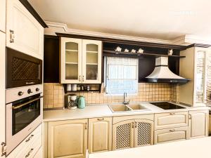 Kuchyň nebo kuchyňský kout v ubytování Seaside Luxury Apartment #PROPERTLY