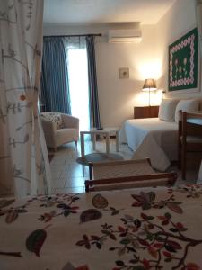una camera d'albergo con due letti e un soggiorno di Hotel Sant'Andrea a Marciana