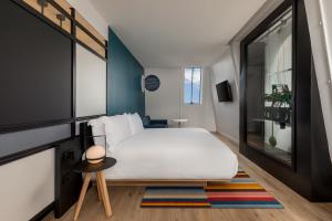 Postel nebo postele na pokoji v ubytování Aloft Hotel, By Marriott