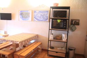a room with a bunk bed and a microwave at Alpenlake AP120 VIEW & NATURE 5 pers in Châtel
