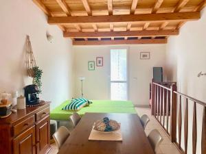 カポリーヴェリにあるCasa Stecchi Beachのテーブルとベッドのある部屋