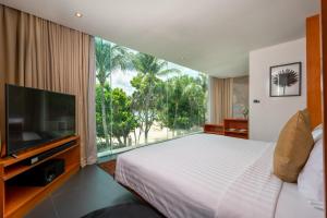 TV a/nebo společenská místnost v ubytování La Flora Resort Patong