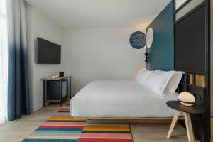 Postel nebo postele na pokoji v ubytování Aloft Hotel, By Marriott
