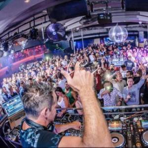 una multitud de personas en un auditorio viendo un concierto en SPECIAL OFFER -50 Percent OFF - City Center - Free Parking - Sleep 5, en Ayia Napa 18 fotos más