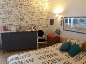 una camera da letto con un letto e una cassettiera di La Maisonette 1 a Castel Gandolfo