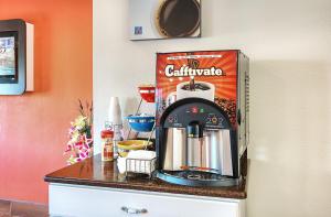 Příslušenství pro přípravu čaje a kávy v ubytování Motel 6-Harrisonburg, VA - South