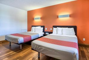 Postel nebo postele na pokoji v ubytování Motel 6-Harrisonburg, VA - South
