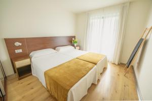 Katil atau katil-katil dalam bilik di Apartamentos Dunas de Liencres +25 gambar