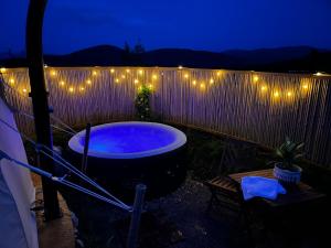 Fotografie z fotogalerie ubytování Glamping Hohe Wand - Zelt mit Sternenfenster und Whirlpool v destinaci Maiersdorf + 4 fotografie