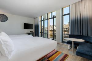 Postel nebo postele na pokoji v ubytování Aloft Hotel, By Marriott