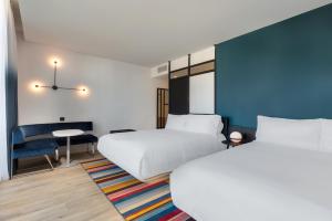 Postel nebo postele na pokoji v ubytování Aloft Hotel, By Marriott