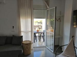 巴爾瓦特的住宿－Hostal la Tarayuela，带沙发的客厅和带桌子的阳台。