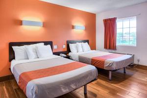 Postel nebo postele na pokoji v ubytování Motel 6-Harrisonburg, VA - South