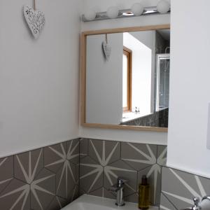 ein Badezimmer mit Waschbecken und Spiegel in der Unterkunft Buttermere Cottage in Banff + 32 Fotos