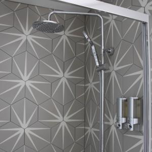 eine Dusche im Bad mit Fliesenboden in der Unterkunft Buttermere Cottage in Banff