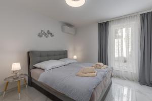 Ένα ή περισσότερα κρεβάτια σε δωμάτιο στο Luxury Pool Apartment With Sea View - Happy Rentals
