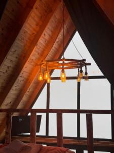 a chandelier in a room with a window at Dvabi Suit Bungalov in Çamlıhemşin