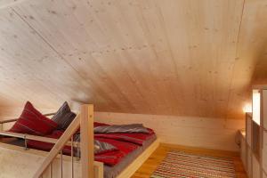 バーワングにあるChalet87の木製の天井の客室のベッド1台分です。