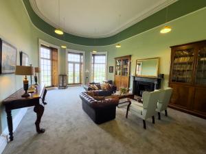 un soggiorno con divano e camino di Ennismore House a Cork