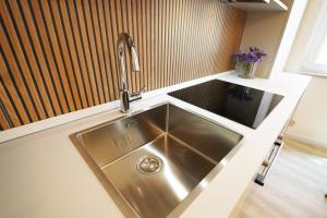 een aanrecht met een kraan bij La chicca in Matera +38 foto's