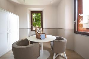 a dining room with a white table and two chairs at Villa Il Platano in Como