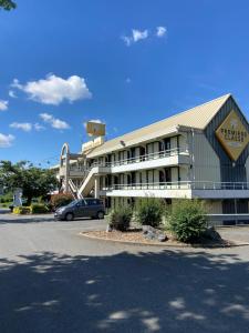 Un hotel con un coche aparcado delante. en Première Classe Montluçon Saint Victor, en Saint-Victor