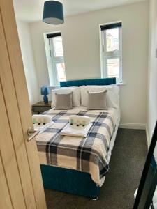 una camera da letto con un letto e due asciugamani di Luton flat near town centre for Relocators, Tourists, Families a Luton