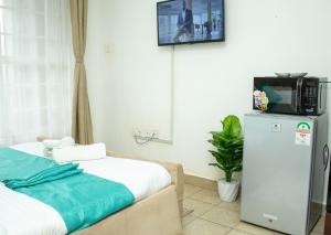 Postel nebo postele na pokoji v ubytování Belaire Airbnb Ruaka 2