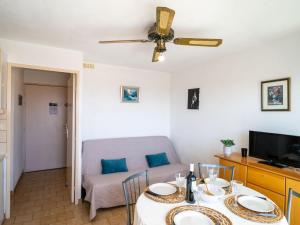 Televisyen dan/atau pusat hiburan di Apartment Les Hauts de St Pierre by Interhome
